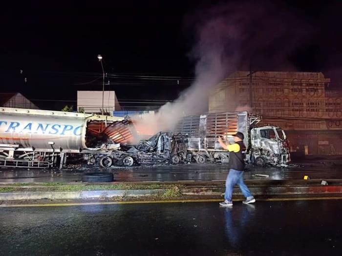 รถบรรทุกชนรถพ่วง