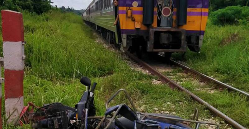 รถไฟชนสามล้อพ่วง