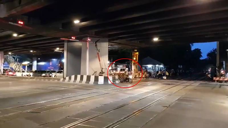 มอเตอร์ไซค์ฝ่าไม้กั้น