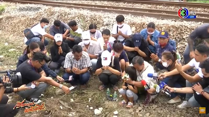 รถไฟชนรถบัส