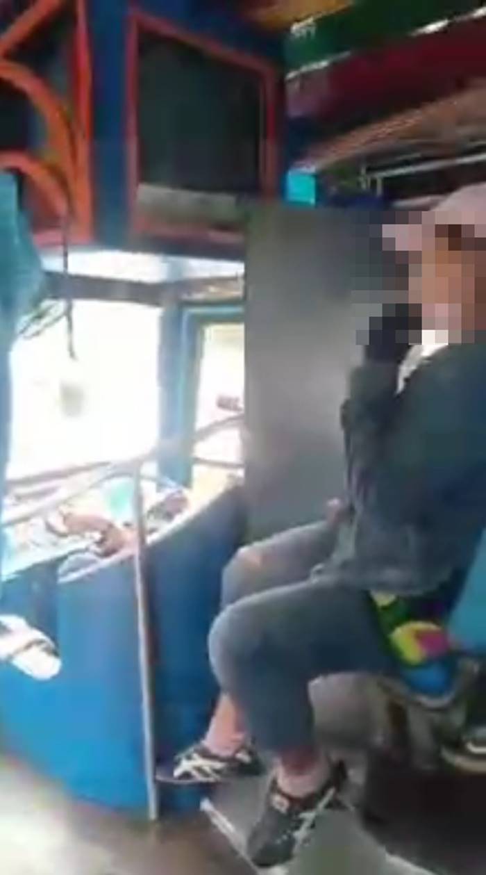 กระเป๋ารถเมล์ เถียง นศ.