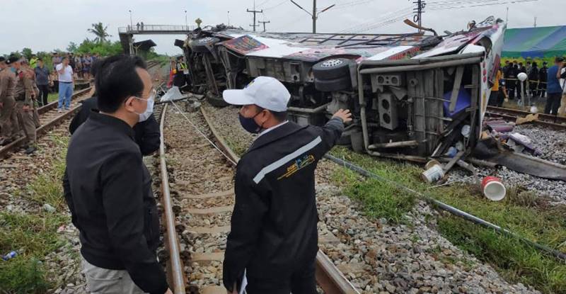 รถไฟชนรถบัส