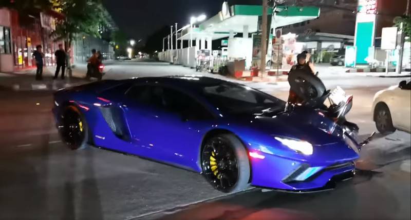 แลมโบกินี่ชน