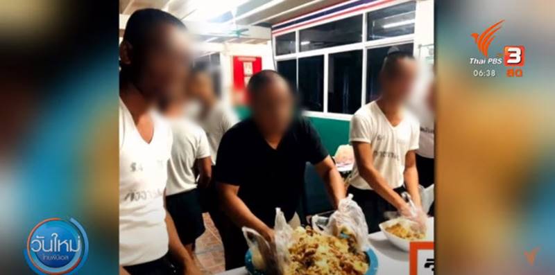 คลุกข้าวจากกะละมังให้กิน