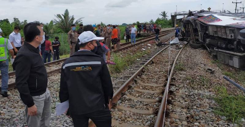 รถไฟชนรถบัส