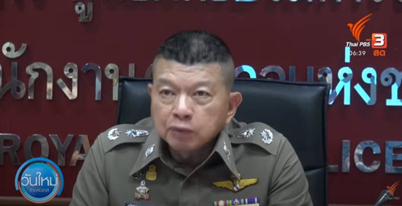 คลุกข้าวจากกะละมังให้กิน