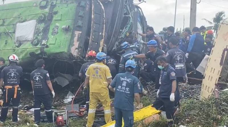 รถไฟชนรถบัส