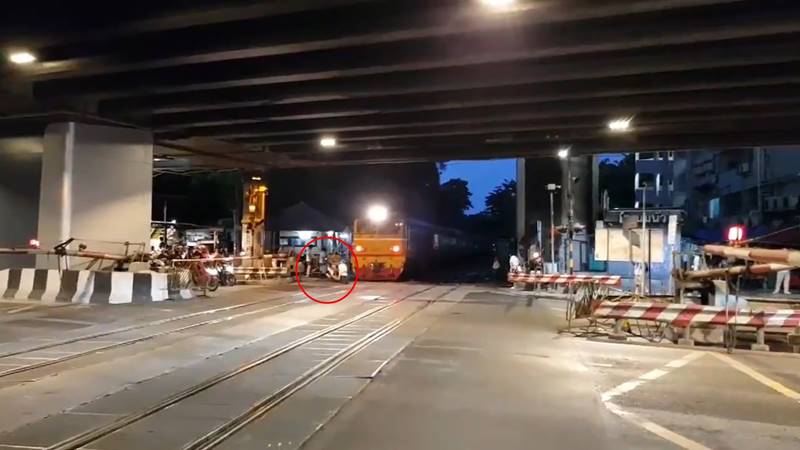 มอเตอร์ไซค์ฝ่าไม้กั้น