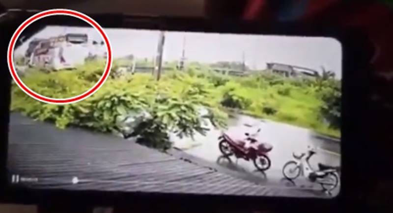 รถไฟชนรถทัวร์