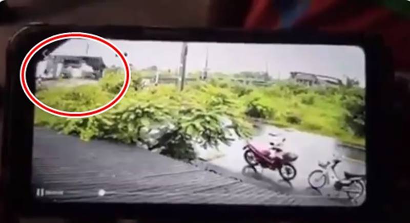 รถไฟชนรถทัวร์