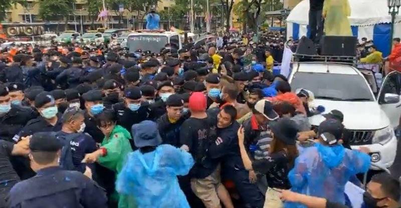 ตำรวจสลายม็อบ 14 ตุลา 