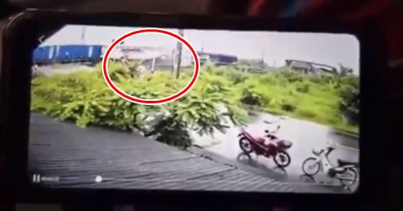 รถไฟชนรถทัวร์