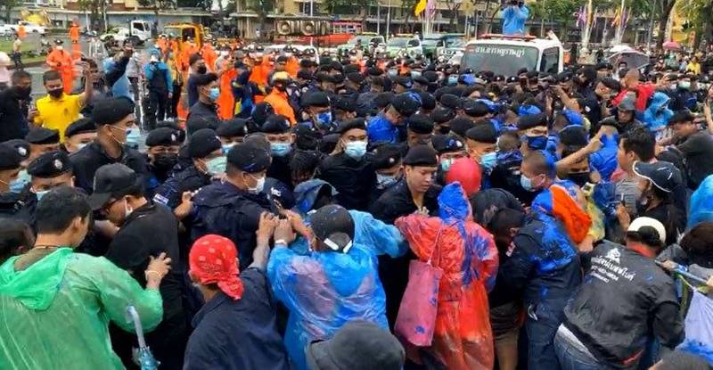 ตำรวจสลายม็อบ 14 ตุลา 