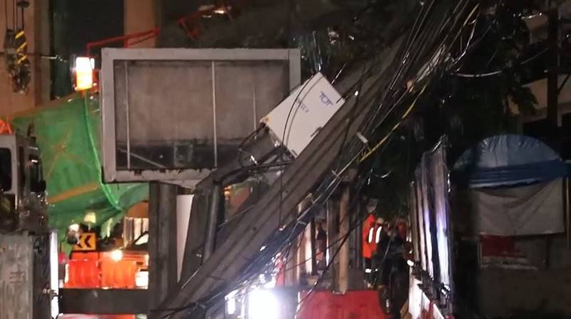 นั่งร้านล้มทับสายไฟ