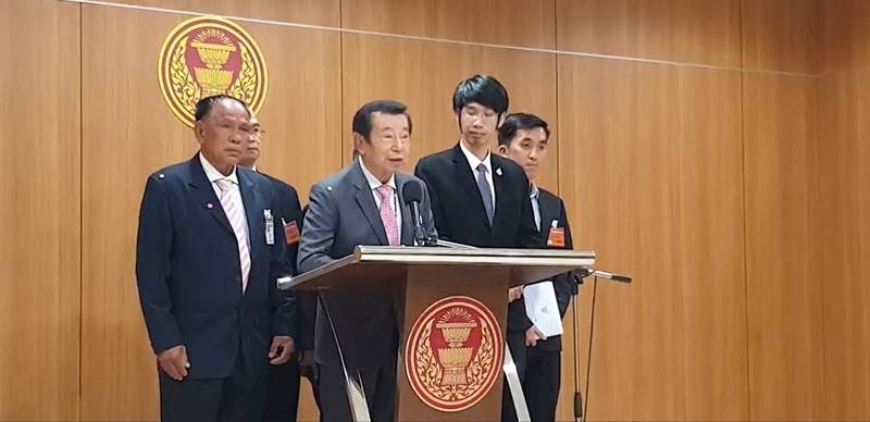 สุรพล เกียรติไชยากร, ศรีนวล บุญลือ