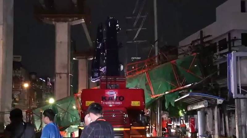 นั่งร้านล้มทับสายไฟ