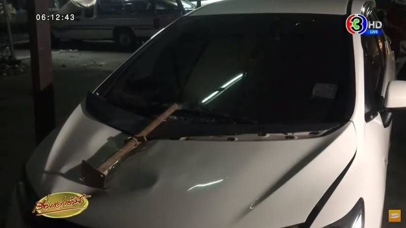 แท่งเหล็กตกใส่รถเก๋ง