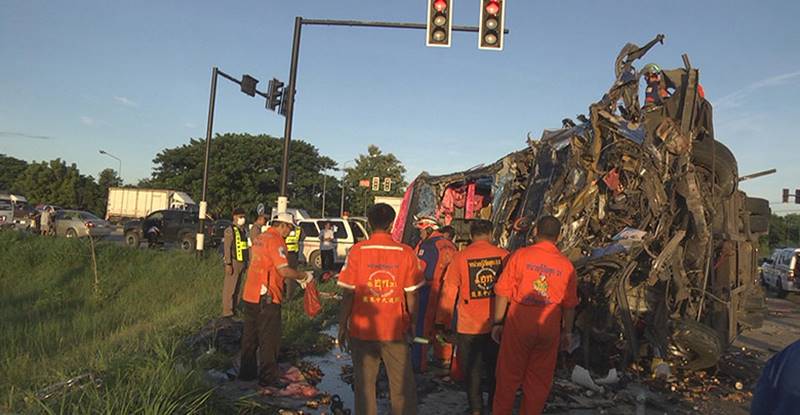 รถบัสชนรถพ่วง