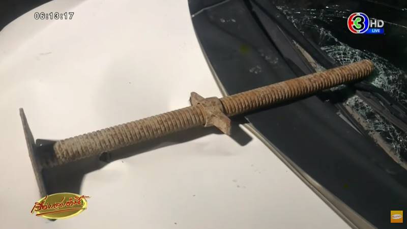 แท่งเหล็กตกใส่รถเก๋ง