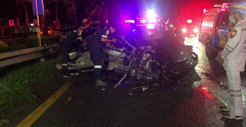 รถชนเสาไฟ โค้ง 100 ศพ