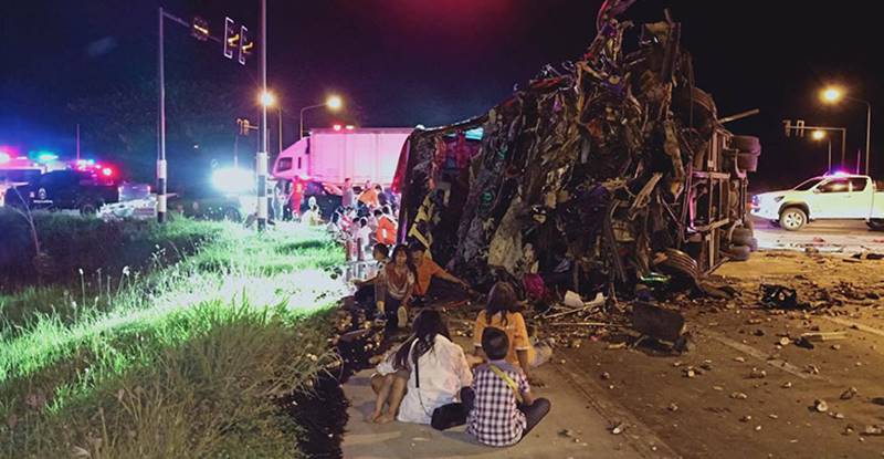 รถบัสชนรถพ่วง