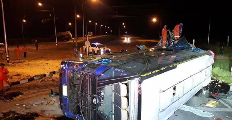 รถบัสชนรถพ่วง