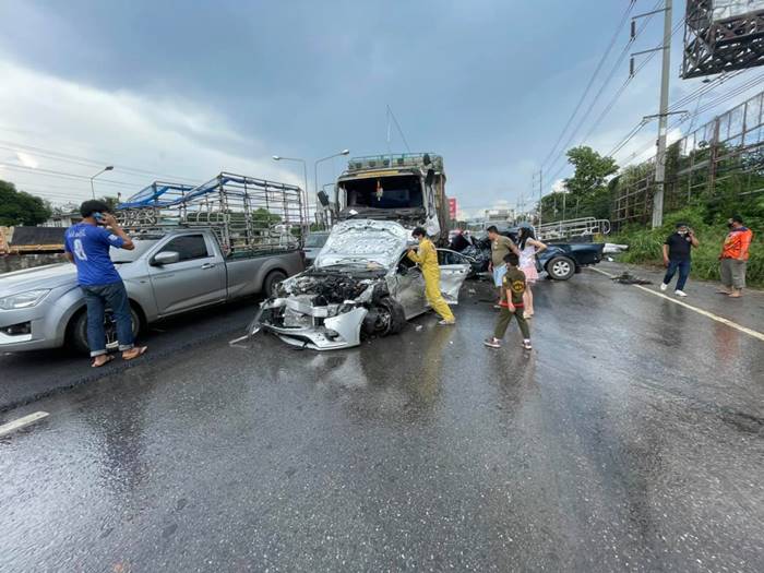 รถชนถนนมิตรภาพ