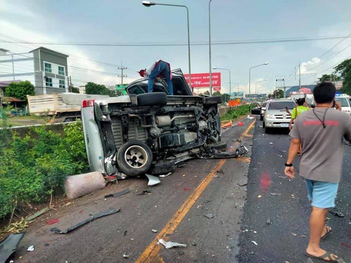 รถชนถนนมิตรภาพ