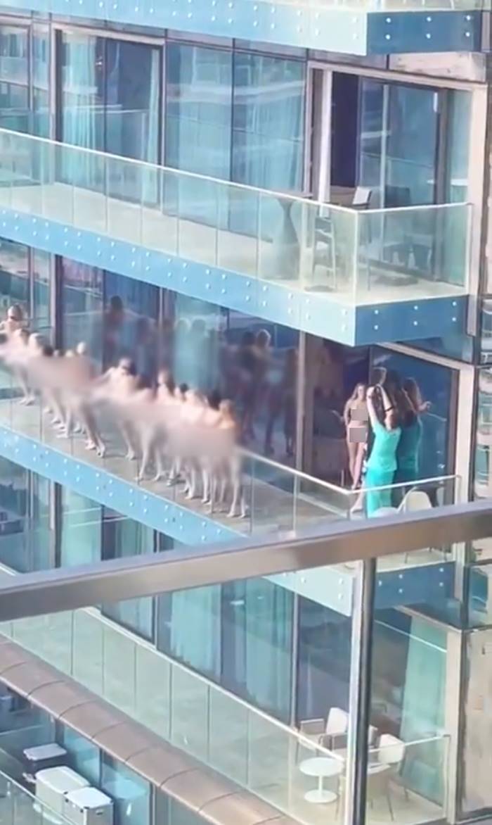 นางแบบเปลือย