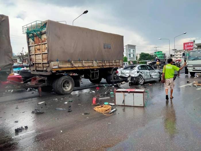 รถชนถนนมิตรภาพ