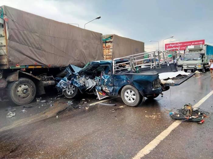 รถชนถนนมิตรภาพ