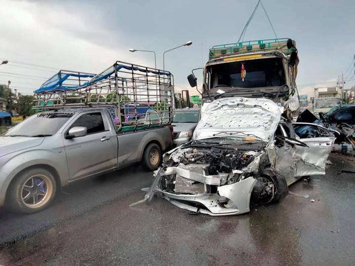 รถชนถนนมิตรภาพ