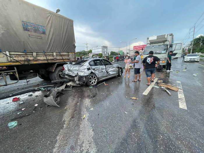 รถชนถนนมิตรภาพ