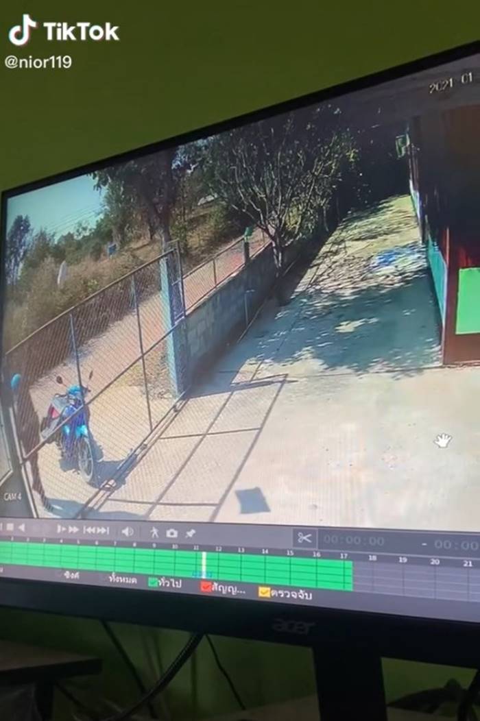 พนักงานส่งของโยนพัสดุ