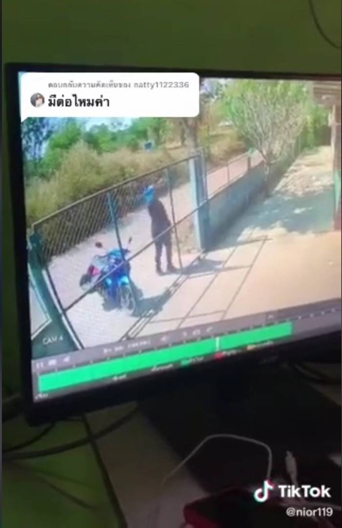 พนักงานส่งของโยนพัสดุ