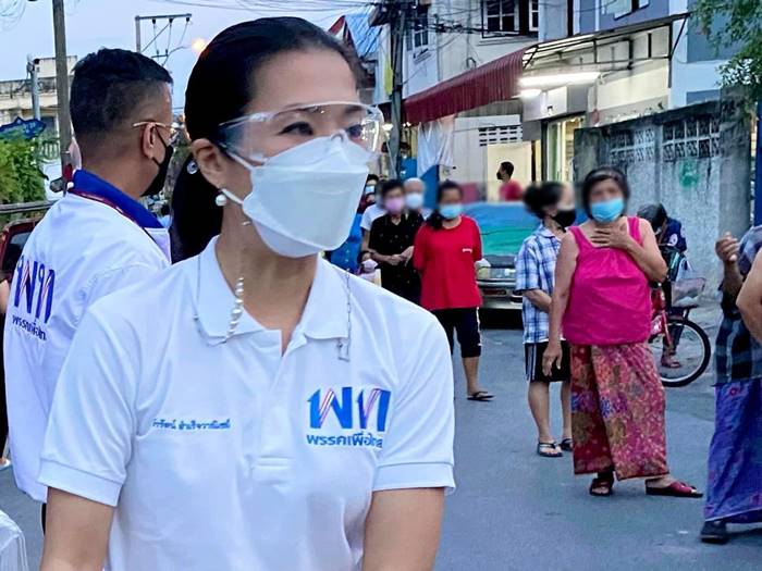 มูลนิธิกระจกเงา, ธีรรัตน์ สำเร็จวาณิชย์