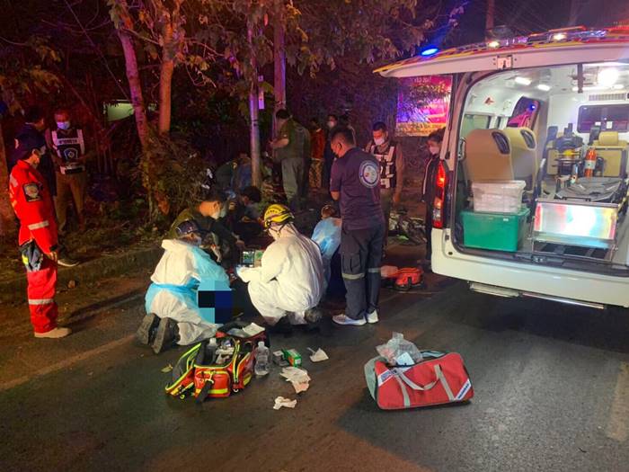 รถชนต้นไม้