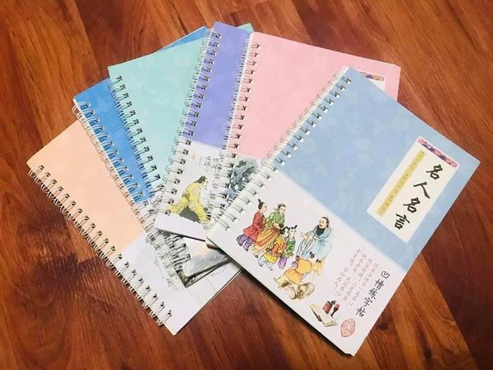 เด็กซื้อสมุดคัดจีน