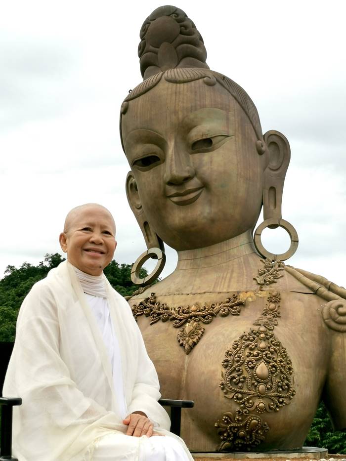 แม่ชีศันสนีย์, เสถียรธรรมสถาน