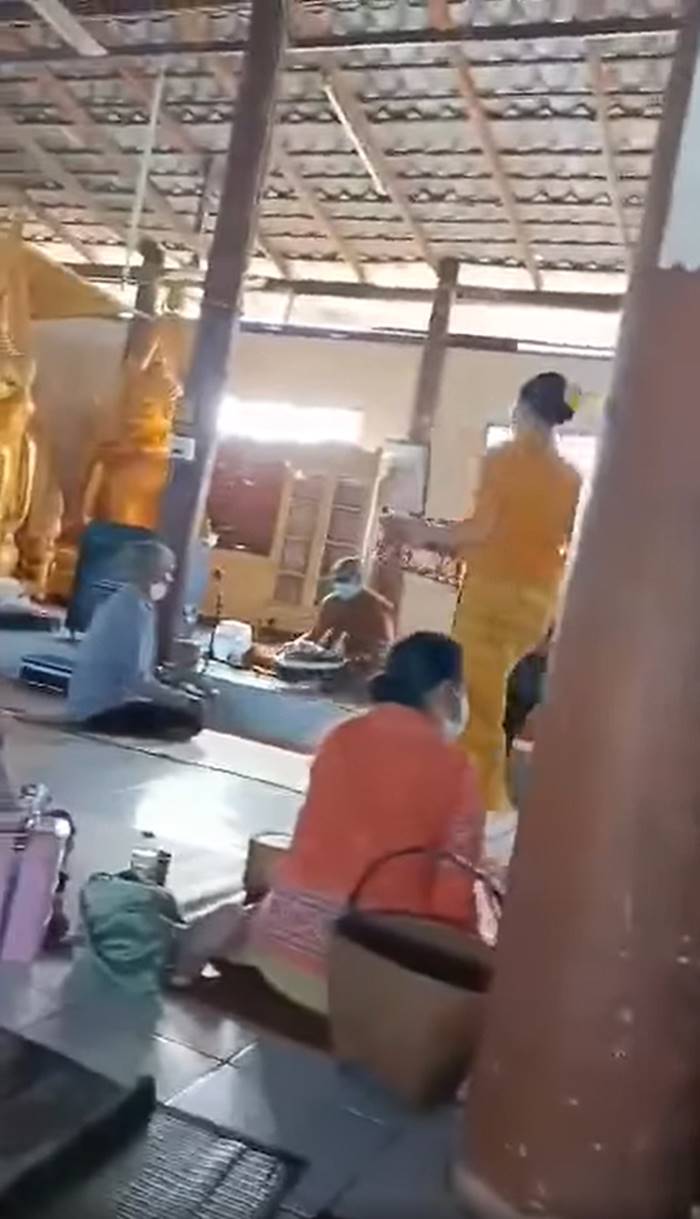 สาดแกงใส่พระ, เจ๊บัวบาน