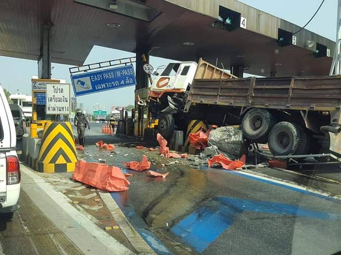 ทุกเสียหลัก ชนสนั่นด่านเก็บเงิน