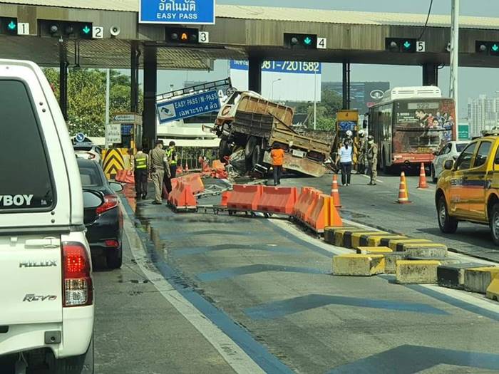 ทุกเสียหลัก ชนสนั่นด่านเก็บเงิน