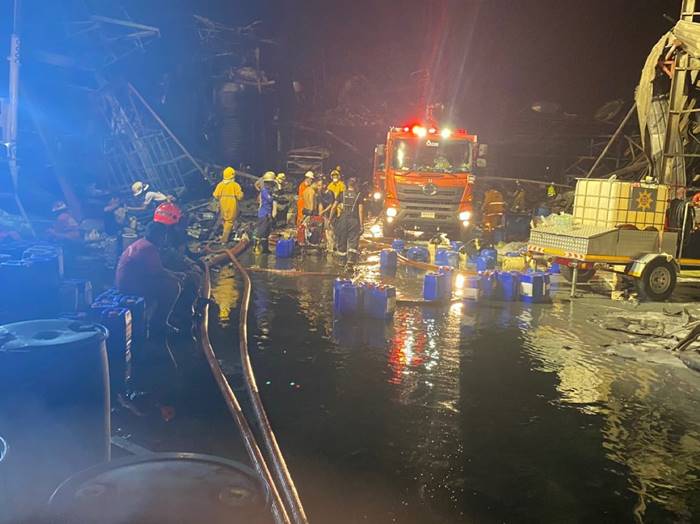  โรงงานกิ่งแก้วไฟไหม้