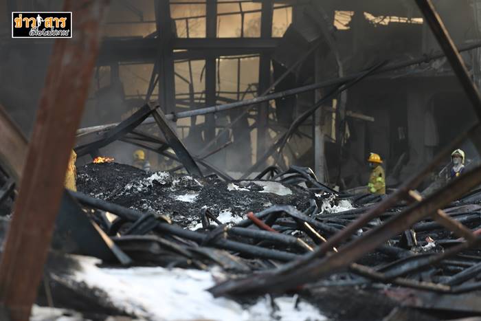 โรงงานกิ่งแก้วไฟไหม้