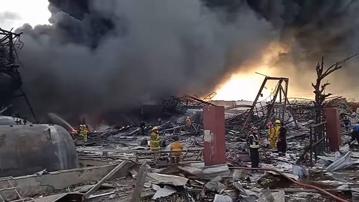 โรงงานกิ่งแก้วไฟไหม้