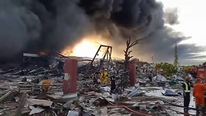 โรงงานกิ่งแก้วไฟไหม้