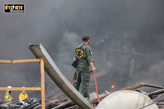 โรงงานกิ่งแก้วไฟไหม้