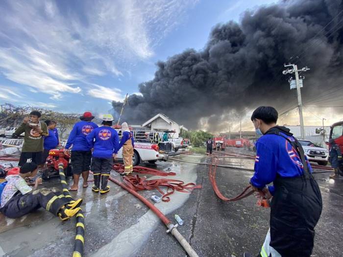 โรงงานกิ่งแก้วไฟไหม้