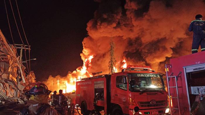 โรงงานกิ่งแก้วไฟไหม้