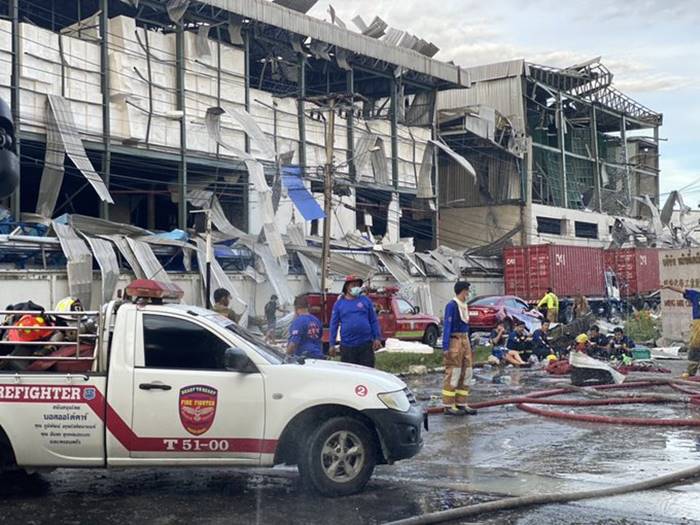 โรงงานกิ่งแก้วไฟไหม้